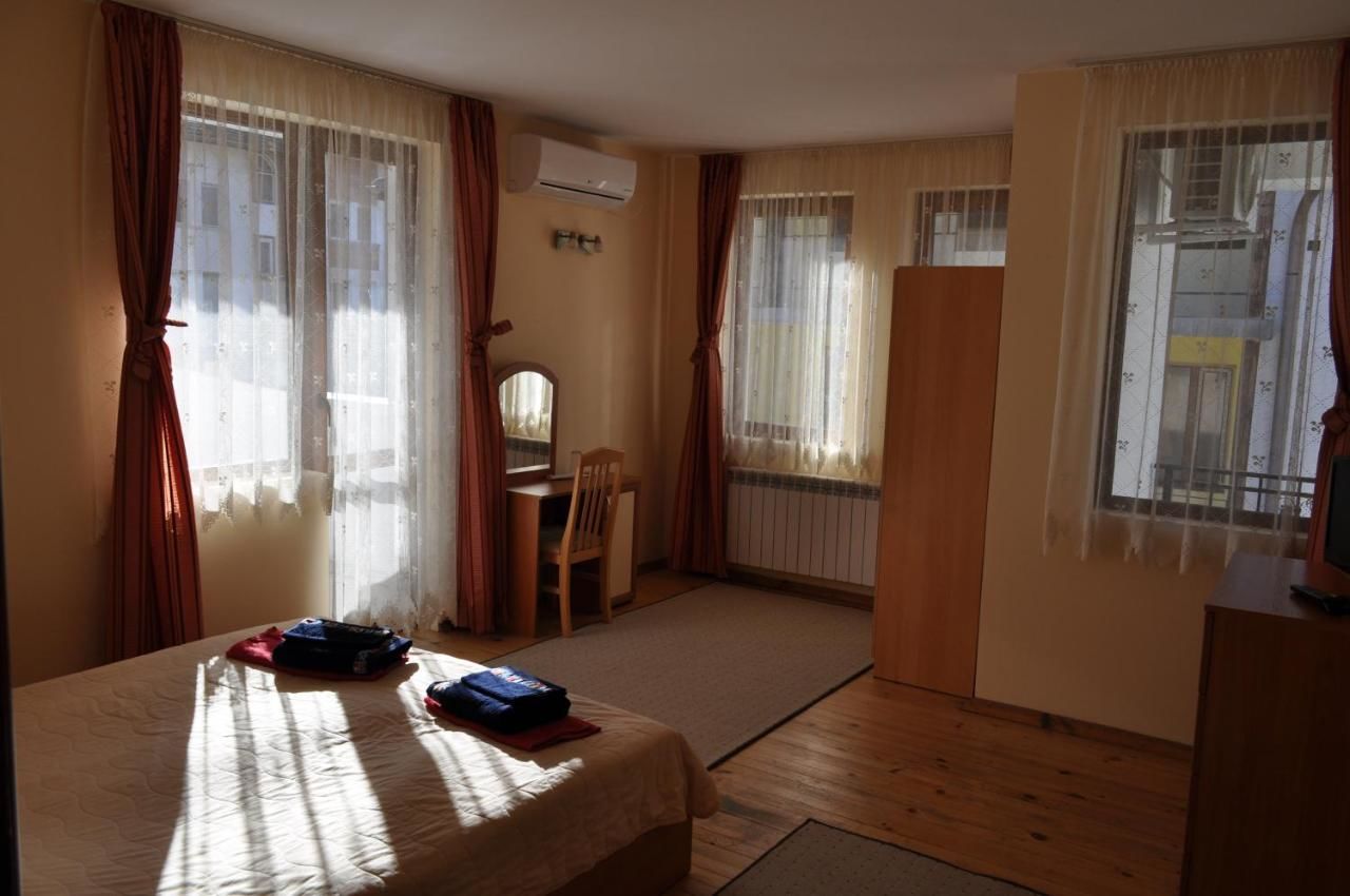 Отель Family Hotel Biju Трявна-28