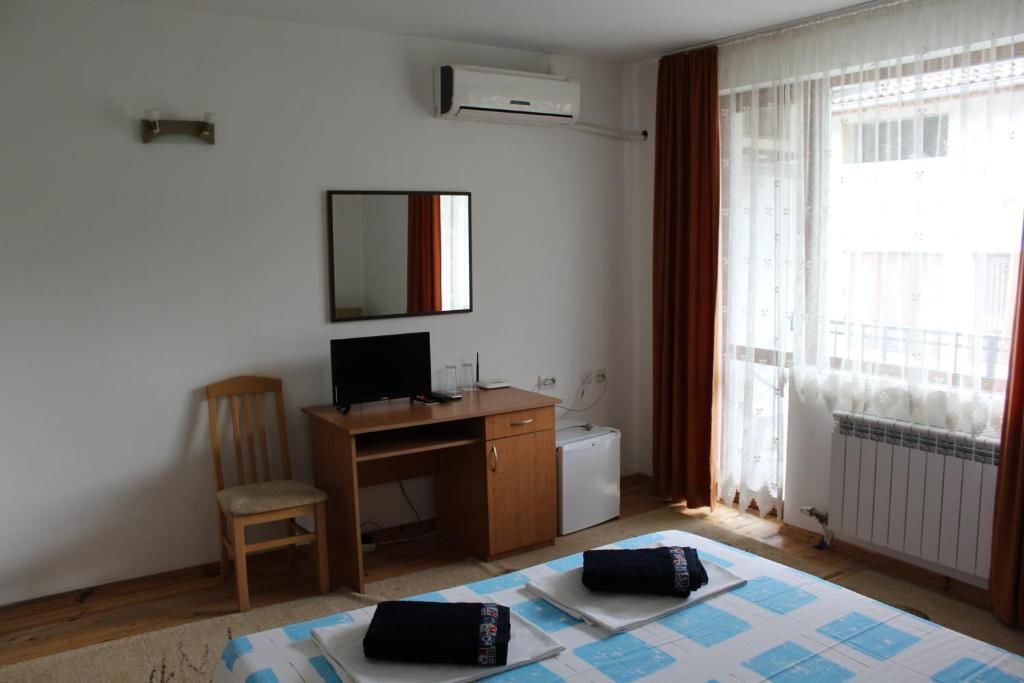 Отель Family Hotel Biju Трявна